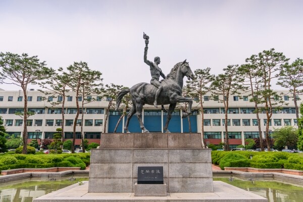 아주대 상징물인 '선구자상'
