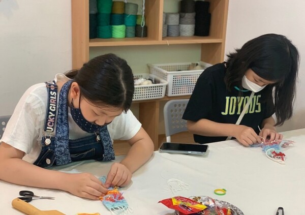 한양대학교 미술영재교육원이 8월 10일부터 31일까지 마련한 ‘미술로 우리들의 관계 다지기’ 프로그램 모습.