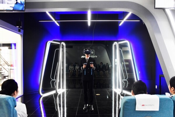 ‘AI가 대세’로 떠오르고 있다. 첨단 분야 전문가 뿐 아니라 일반인들도 AI가 4차 산업혁명이 선도할 새 시대를 이끌어 갈 기술로 여기고 있으며, AI 분야 전문가의 역할과 중요성은 해를 거듭할수록 더욱 커질 전망이다. 사진은 2020년 인공지능컴퓨터정보과, 2021년 인공지능융복합과를 신설한 인천재능대의 VR실습실 모습.