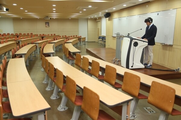 코로나19 재확산 여파로 전면 비대면 수업을 진행하는 대학은 7일 현재 196곳인 것으로 조사됐다. 동국대 비대면 수업 진행 모습. (사진: 동국대 제공)