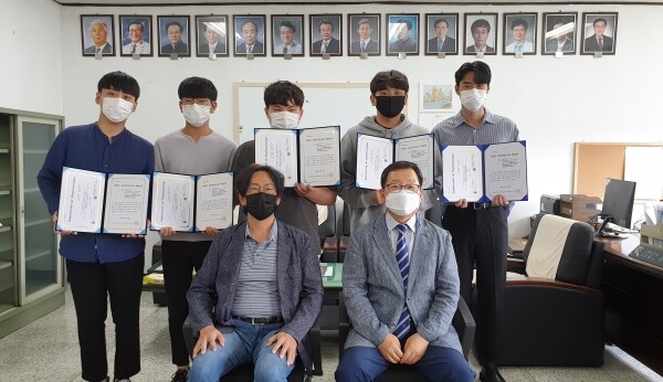 한남대학교 공과대학 학생들이 ‘2019~2020 국제 공동 캡스톤 디자인 프로그램’에서 동상(Best Innovation Awoard)을 수상했다. (사진 앞줄) 은성배 공학교육혁신센터장(왼쪽), 최진규 공과대학장(오른쪽). (뒷줄 왼쪽부터)유재현, 양한규, 김경수, 김준수, 이민욱 씨)