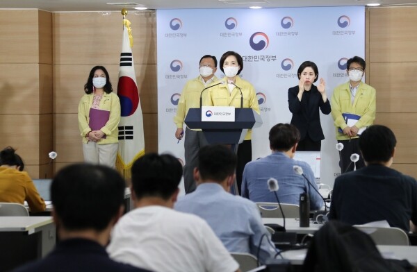 유은혜 부총리 겸 교육부장관은 15일 정부서울청사에서 브리핑을 갖고 수도권 유치원과 초·중학교의 등교수업 재개 등 교육부와 전국시도교육감협의회(이하 협의회) 간 협의사항을 발표했다.