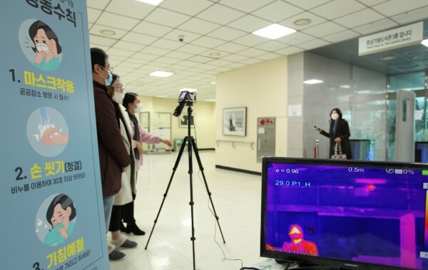 14일 기준 전면 비대면 수업을 실시하는 대학은 132개교였다. 사회적 거리두기 완화에 따라 일주일 새 64개교가 줄었지만 여전히 대학 10곳 중 4곳이 비대면 수업을 유지하고 있다.