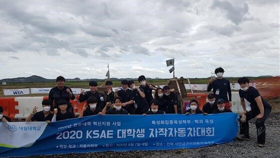 ‘2020 KSAE 대학생 자작자동차대회’에 참가해 Baja부문 종합성적 은상과 장려상을, 기술부문에서는 디자인 동상을 수상한 대림대 미래자동차학부 학생들.