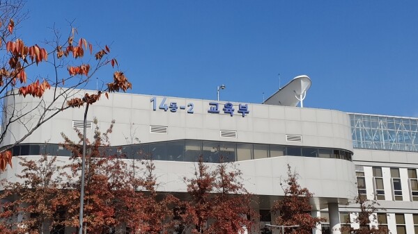 교육부는 22일 국무회의에서 ‘사립학교법 시행령’ 개정안이 통과됐다고 밝혔다. 개정안은 25일자로 공포된다. ‘사학기관 재무・회계 규칙에 대한 특례규칙’ 개정안, ‘학교법인 임원의 인적사항 공개 등에 관한 고시’ 제정안도 같은 날 함께 공포될 예정이다.