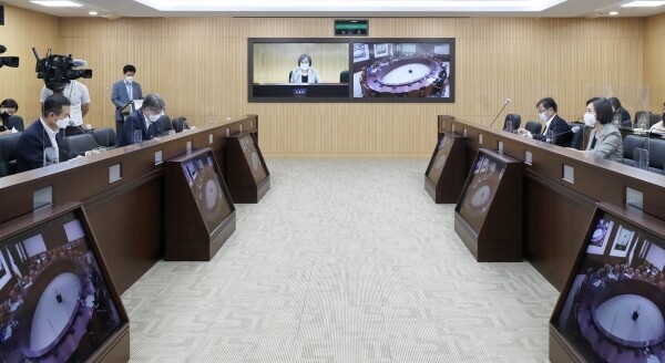 원격대학에 일반・전문대학원 과정 설치가 가능해진다. 2년제 사이버대학이 전문대학과 같은 전공심화과정을 설치할 수 있게 되고 각종 규제가 완화되는 등 원격대학의 자율성이 대폭 확대된다. 사진은 23일 열린 제16차 사회관계장관회의 모습.