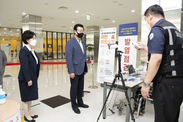 장윤금 숙명여대 총장(사진 왼쪽)과 성장현 용산구청장이 23일 숙명여대에서 감염병 재난 위기 극복을 위한 공동대응 업무 협약을 맺은 후 현장에서 발열점검 절차를 시연하고 있다.