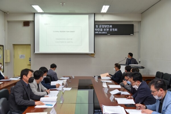 문재인 대통령의 대선공약이자 100대 국정과제 중 하나인 ‘공영형 사립대’ 추진 사업이 ‘사학혁신지원사업’으로 이름을 바꿔 본격적인 준비에 들어갔다. 사진은 지난 4월 공영형사립대 도입의 효과성을 검증하는 교육부 연구를 진행하고 있는 조선대 공영형사립대 실증연구단이 학교법인 이사회의 공공성 제고 방안 등을 토론하는 첫 공청회를 진행한 모습.(사진: 조선대 제공)