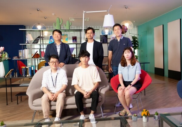 (우측 상단부터) UNIST 곽상규 교수, 양창덕 교수, 한국에너지기술연구원 김동석 박사, 최인우 연구원, UNIST 정민규 연구원, 고은민 연구원. (사진=UNIST 제공)