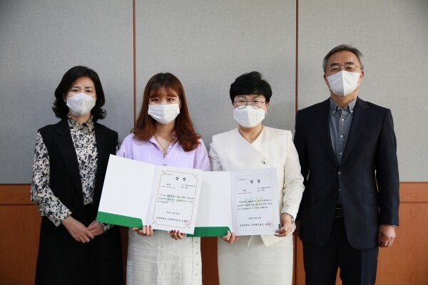 건양대 교수학습지원센터는 ‘2020-1학기 비대면(온라인) 수업운영에 따른 교수학습법 우수사례 공모전’ 시상식을 개최했다. (왼쪽부터) 교수학습지원센터 우수정 센터장, 학생 공모전 대상 김홍지 씨, 교수 공모전 대상 노영희 교수, 교육혁신원 김재신 원장.