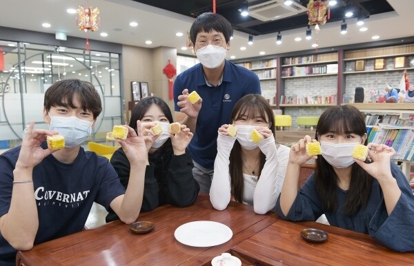 순천향대 중국학과 학생들은 지난달 23일 추석을 앞두고 직접 월병을 만들었다.