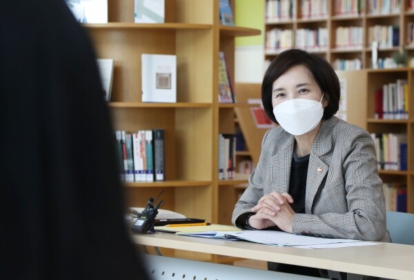 유은혜 부총리가 4일 경기 고양 한국장학재단 대학생 연합기숙사를 방문해 간담회를 개최하고 있다.