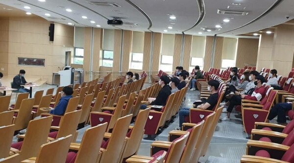취업 준비 재학생과 지역청년의 취업역량 및 직무이해도 향상을 위해 원광대가 마련한 ‘2020년 선배와 함께하는 멘토캠프’ 모습.