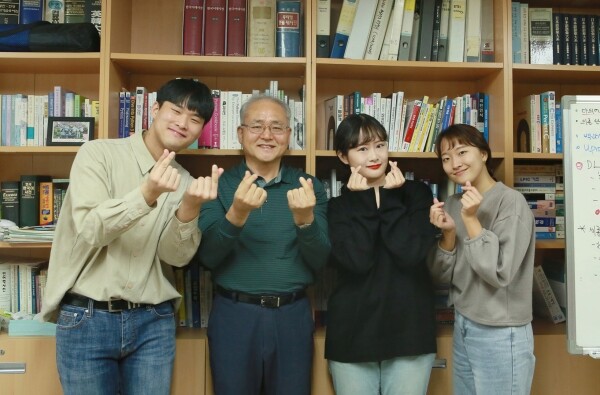 문화체육관광부와 국립국어원이 주최한 ‘2020 국어정보처리시스템 경진대회’에서 동상을 수상한 울산대 IT융합학부 학생들이 지도교수인 옥철영 교수(왼쪽에서 두 번째)와 함께했다. 왼쪽부터 이현민, 옥철영 교수, 서정민, 양주이 씨.