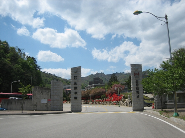 2000년 이후 문을 닫은 대학 17곳 중 13곳은 ‘사학비리’를 이유로 폐교한 것으로 드러났다. 대학 폐교로 인해 임금 체불 등의 피해를 입은 교직원은 14개 대학에서 975명에 달하며 확인된 체불임금만 814억 원에 달하고 있었다. 사진은 교비회계 횡령 및 불법사용과 교직원 임금 체불 등으로 폐교된 한중대.