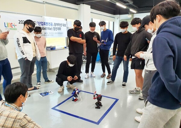 와이즈유 LINC+사업 산업로봇전공이 지난 12일 휴머노이드(인간형) 로봇 기술을 시험하는 ‘로봇 워(Robot War)’ 경진대회를 열었다. (사진=와이즈유 제공)
