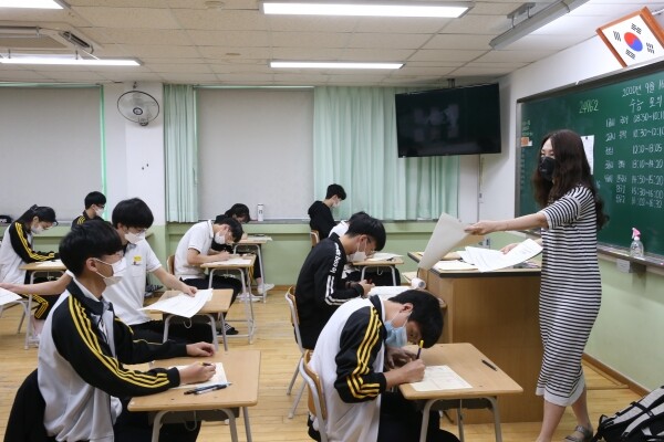 지난 9월 모의평가를 치르고 있는 경남 토월고 학생들의 모습. 위 사진은 내용과 상관 없음. (자료=경남교육청 제공)