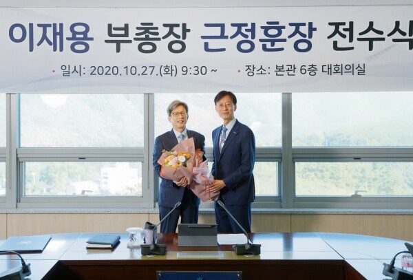 UNIST는 27일 대학본부 6층 대회의실에서 근정훈장 전수식을 열고 이재용 부총장에게 근정훈장을 전달했다. (사진=UNIST 제공)