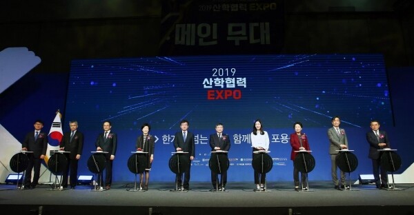 4년제 대학 산학협력단이 2019년 한 해 동안 거둔 연구수익은 총 4조 6,091억원으로 전년 대비 682억원 늘었다. 수탁교육・계약학과 운영 등에 쓴 교육운영비도 전년(5,678억원)보다 187억원 늘어난 5,865억원이었다. 한국사학진흥재단은 2019회계연도 국·공·사립대학 산학협력단 결산 자료를 분석한 ‘우리 대학 산학협력단 경쟁력은?’을 28일 대학재정알리미 홈페이지에 공개했다. 사진은 지난해 11월 열린 '2019 산학협력 EXPO' 개막식 모습.