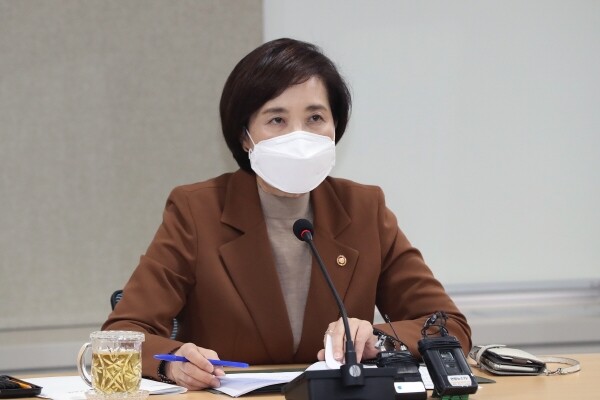 지난 13일 정부 세종청사에서 진행된 제17차 '교육신뢰회복추진단(이하 추진단) 회의'에서 발언하고 있는 유은혜 사회부총리 겸 교육부장관. 사진=교육부