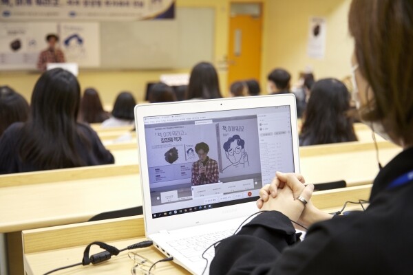 한성대 학술정보관이 장강명 작가를 초청해 마련한 ‘스낵 정보의 시대, 읽고 쓰는 삶을 향하여’ 주제 온·오프라인 ‘저자와의 만남’ 모습.
