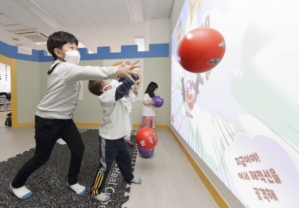 서울 용산구 용산구청에서 열린 온라인 운동회에 참여하고 있는 어린이들이 KT 리얼큐브로 신나게 즐기고 있다. 사진=KT
