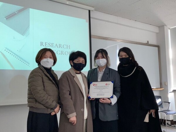 수상자 사진. (좌측부터) 이영주 교수, 김호정 교수, Henny Puspita 학생, 채희주 교수. (사진=경성대 제공)