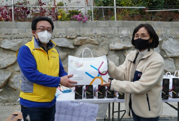 강릉원주대학교 나눔문화센터 ‘해람프로보노 봉사단’은 14일 강릉시 성덕동에서 ‘사랑의 연탄 나누기 행사’를 개최했다. (사진=강릉원주대 제공)
