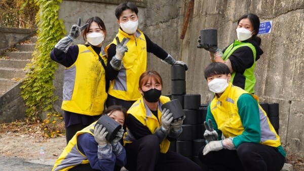 강릉원주대학교 나눔문화센터 ‘해람프로보노 봉사단’은 14일 강릉시 성덕동에서 ‘사랑의 연탄 나누기 행사’를 개최했다. (사진=강릉원주대 제공)