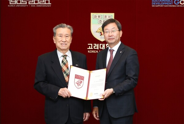 3일 고려대 본관에서 열린 유휘성 교우(왼쪽)와 정진택 고려대 총장이 발전기금 기부식에서 기념촬영을 하고 있다. 사진=고려대학교
