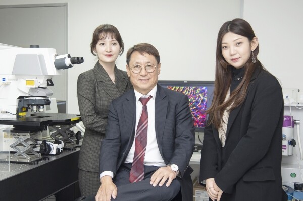 죽상동맥경화증을 억제하는 새로운 항염증성 인자를 찾아내는 데 성공한 전세진 박사(왼쪽부터), 오구택 교수, 김태경 학생. 사진=이화여대