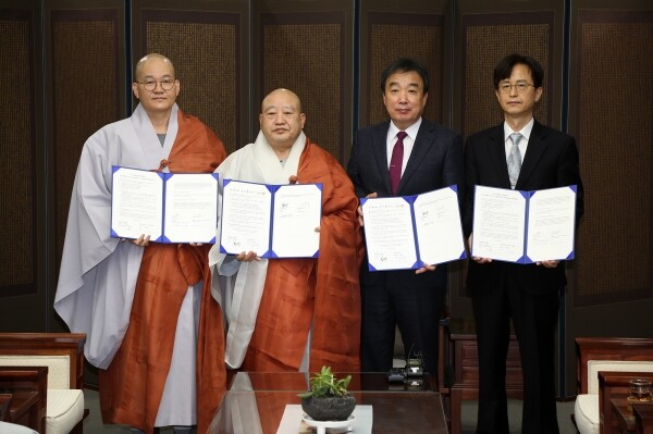 동국대와 (재)아름다운동행은 17일 양 기관의 교류협력을 위한 MOU를 체결했다.(사진 왼쪽부터) 아름다운동행 상임이사 일화스님, 아름다운동행 이사장 원행스님, 동국대 윤성이 총장, 동국대 바이오시스템대학 이병무 학장.