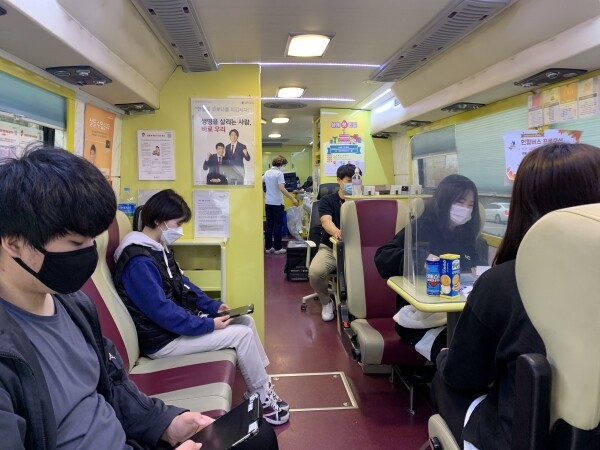 호원대 교직원과 재학생이 참여한 가운데 진행된 '코로나19 극복 사랑의 헌혈캠페인' 모습. 사진=호원대 제공.