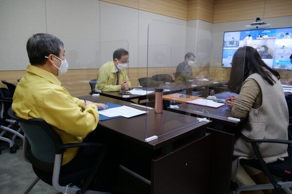 박백범 교육부 차관(가운데)이 20일 노량진 임용고사 학원 집단감염 관련 시·도교육청과 긴급 화상회의를 통해 비상대책을 협의하고 있다. 사진=교육부