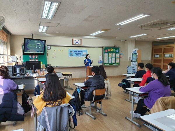 '푸른코끼리' 전문강사가 서울탑동초등학교 6학년 학생들을 대상으로 사이버 폭력 예방 교육을 실시하고 있다. 사진=삼성