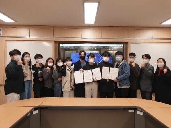 ‘2020 캠퍼스 특허 유니버시아드 대회’에서 수상한 한밭대 학생들이 한 자리에 모여 기념촬영하고 있다. 사진=한밭대 제공