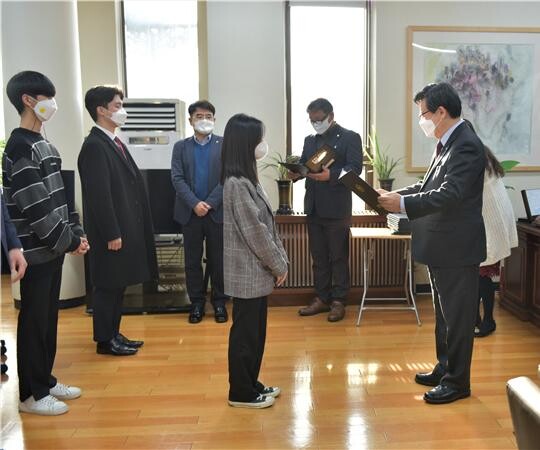 호원대가 11월 30일 마련한 백人백色HOPE 장학금 전달과 인증서 수여식 모습. 사진=호원대 제공