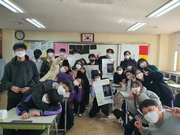 전북대 신방과 학생들이 고산중 학생들을 대상으로 실시한 미디어 리터러시 협동 교육 모습. 사진=전북대 제공