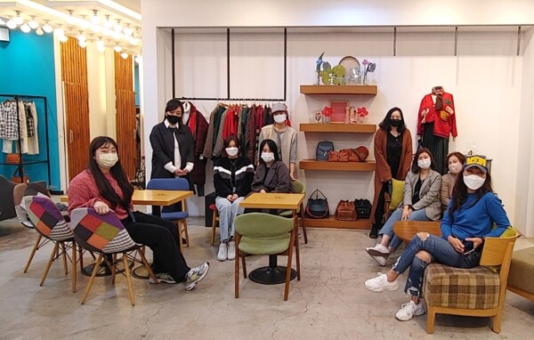 패션 소상공인 위기극복 리빙랩 프로젝트에 참여한 동서대 교수와 학생, 산업체 전문가, 패션 소상공인들. 사진=동서대 제공