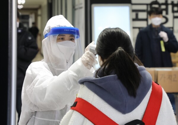 6일 오전 서울 성동구 서울캠퍼스에서 방역 관계자가 수험생 대상 체온측정을 진행하고 있다.