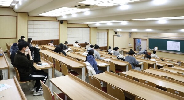 6일 서울 성동구 한양대 서울캠퍼스에서 치러진 2021 의예·인문계열 논술고사에서 수험생이 시험 시작을 앞두고 마지막 점검을 하고 있다.