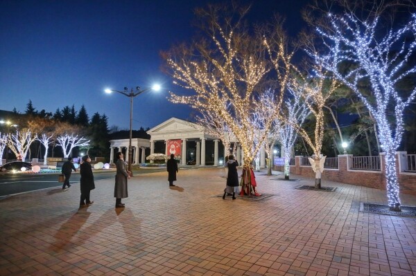 계명대학교가 ‘희망의 빛’ 장식으로 코로나19로 지친 지역민들에게 ‘대구·경북 힘내세요’라는 희망의 메시지를 전하며, 겨울 밤 운치를 더하고 있다. (사진=계명대 제공)