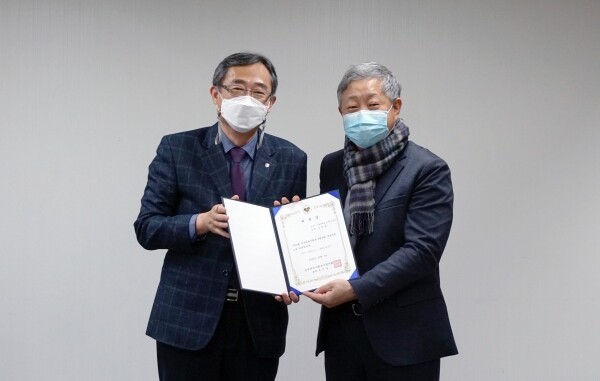 한국대학사회봉사협의회는 지난 9일 대사협 대회의실에서 신임 운영위원 위촉식을 개최했다. (왼쪽부터) 대사협 유지상 회장과 신임 운영위원 김의영 교수. (사진=대사협 제공)
