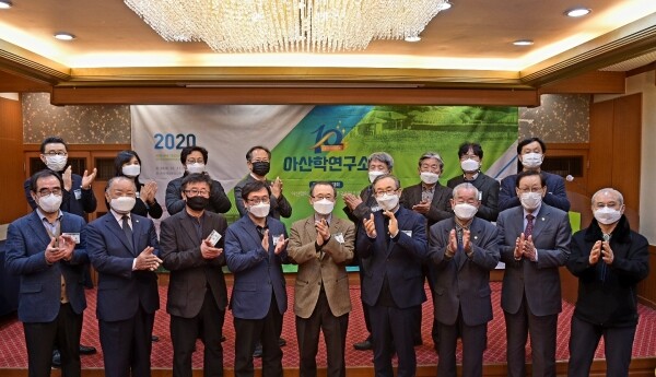 아산학연구소 10주년 기념 학술대회 참석자들이 기념촬영을 하고 있다. 사진-순천향대 제공
