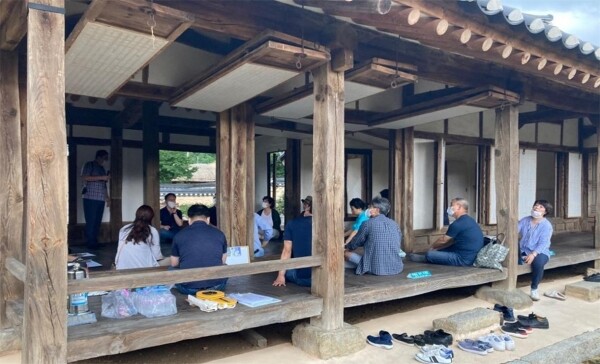 전북대 한옥기술종합센터의 김명관 고택 활용 교육 모습. 사진=전북대 제공