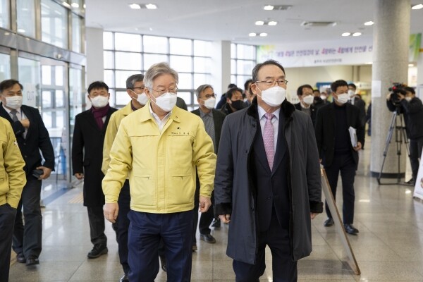 교육부가 국‧사립대학교 기숙사를 생활치료시설로 활용하는 방안을 지원하기로 했다. 경기도에서는 경기대 기숙사가 15일부터 생활치료시설로 사용된다. 14일 경기대를 방문한 이재명 경기도지사가 김인규 경기대총장과 기숙사 시설을 현장점검하고 있다. 사진=경기도 제공