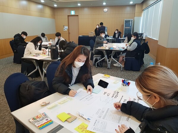 아이디어의 완성도를 높이기 위해 토론 중인 캠프 참가 학생들의 모습. 사진=대구한의대 제공