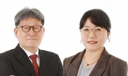 전북대 18대 교수회 회장에 선출된 황갑연 교수(좌)와 부회장 유미경 교수