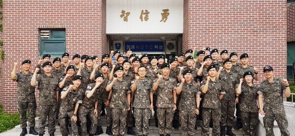 순천향대 제167학군단 간부와 후보생들이 지난 하계입영훈련을 마친 후 파이팅을 외치고 있다. 사진=순천향대 제공