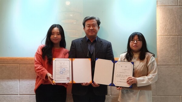 전북대 바이오메디컬공학부 대학원생과 학부생이 한국재활복지공학회에서 잇달아 우수논문상을 수상했다. 사진 왼쪽부터 정지수 대학원생, 권대규 교수, 박서현 학부생. 사진=전북대 제공